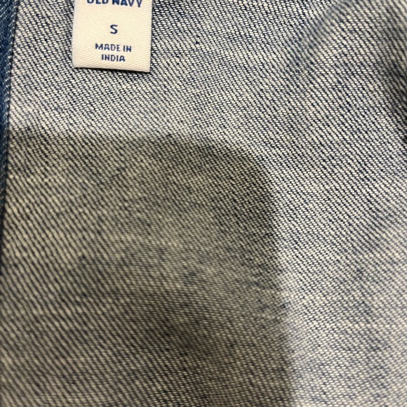 Chambray flutter sleeve top in new condition. Tags removed but never worn. - Picture 4 of 4